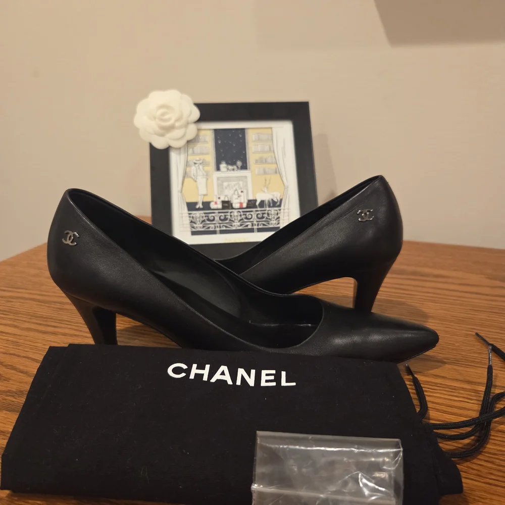 CHANEL Elegant Black Heels - Picture 2 of 10